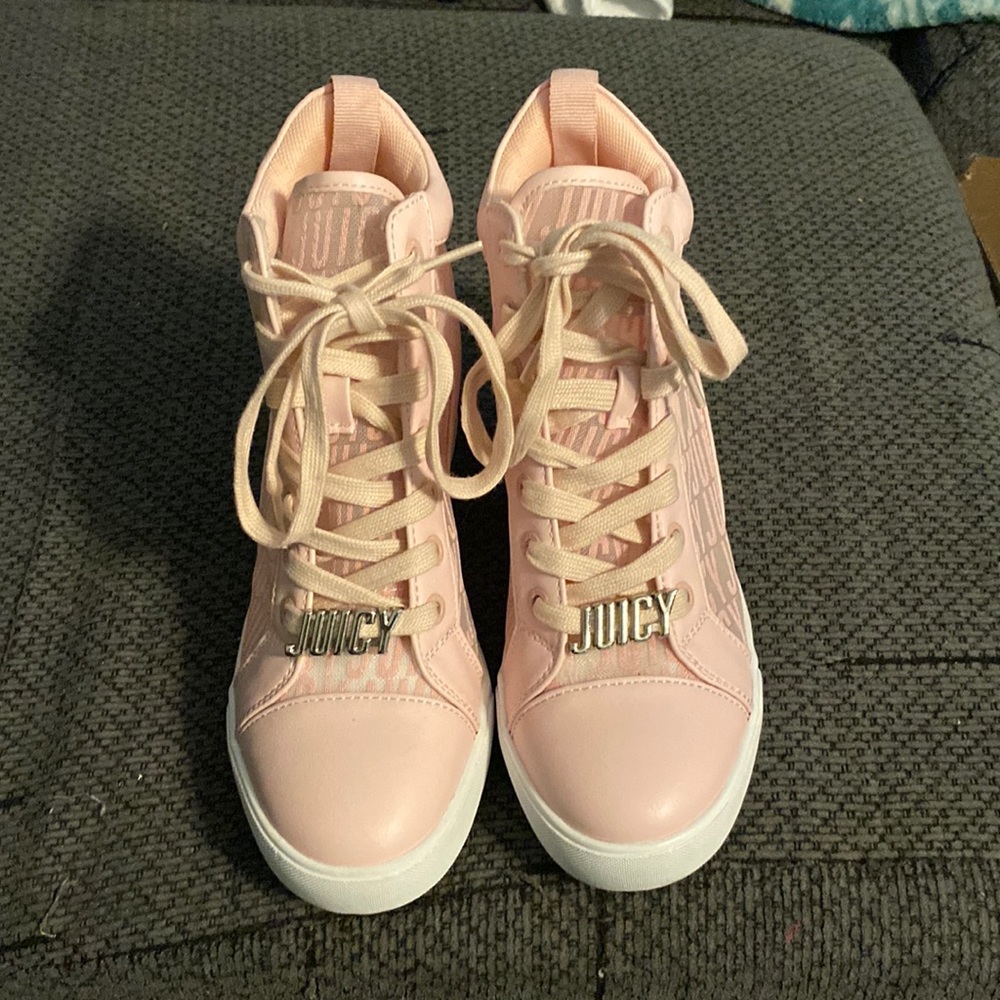 Woman’s Borgia wedge lace up sneakers.  Color pink.